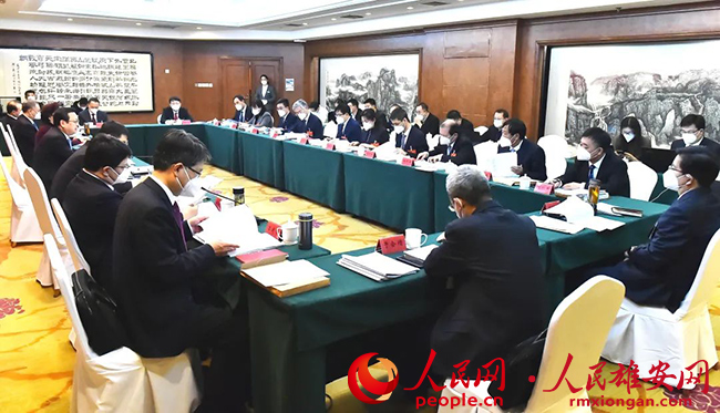 雄安新區(qū)代表團(tuán)審議省人大常委會(huì)和省法院省檢察院工作報(bào)告。劉向陽(yáng)攝