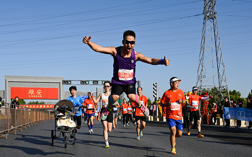 2023雄安馬拉松比賽現(xiàn)場(chǎng)。胡忠攝